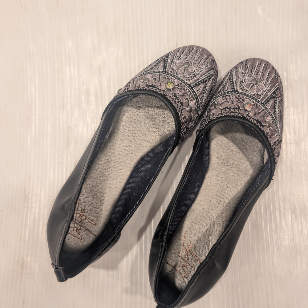 LATIGO Genvieve Women's Embroidered Jeweled Black Leather Flats Size 8.5 - Picture 11 of 11